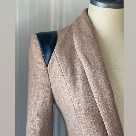 Blazer with faux leather pointed shoulders - Picture 6 of 6